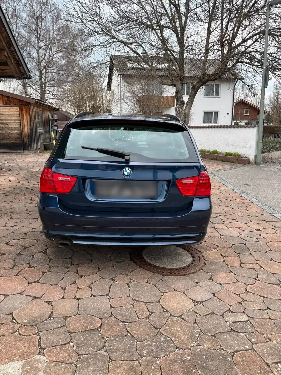 Gebraucht BMW 318 148 PS (108 kW) 2011 Blau Kombi