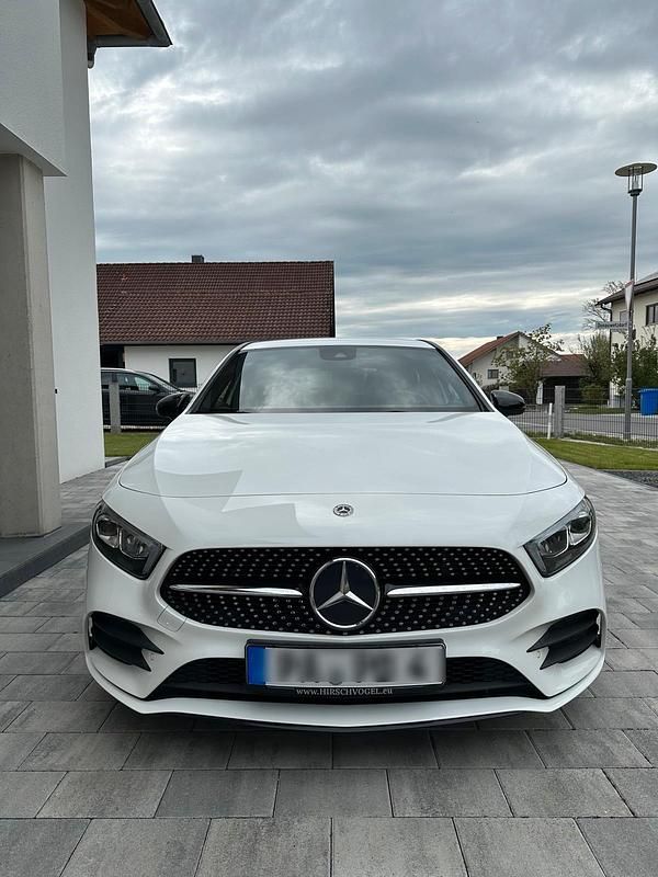 Weiß Gebraucht 2018 Mercedes A200 AMG line Limousine | 24.000 € (Fairer Preis) - Bild 1/4