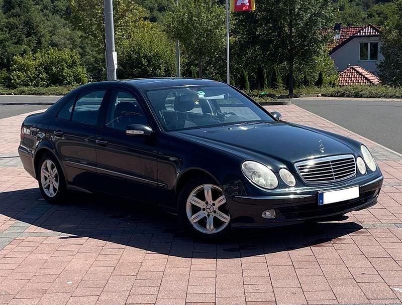 Blau Gebraucht 2002 Mercedes E220 Avantgarde Limousine | 3.800 € (Fairer Preis) - Bild 1/4