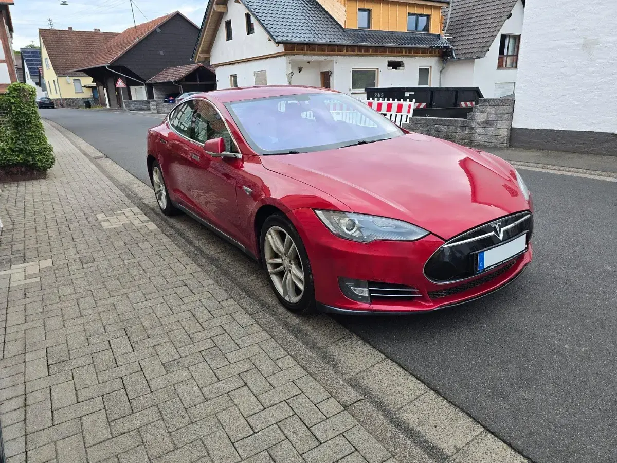 Käytetty Tesla Model S 269 kW (367 HP) 2014 Punainen Viistoperä