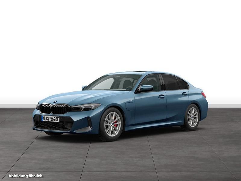 Blau Gebraucht 2024 BMW 330e Limousine | 58.272 € - Bild 1/4