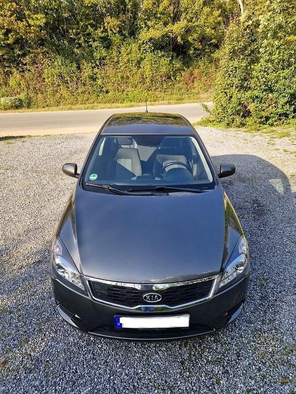 Grau Gebraucht 2010 Kia Ceed Spirit Kleinwagen | 3.500 € (Guter Preis) - Bild 1/4