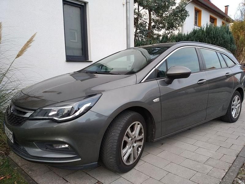 Grau Gebraucht 2017 Opel Astra Innovation Kombi | 3.200 € - Bild 1/4