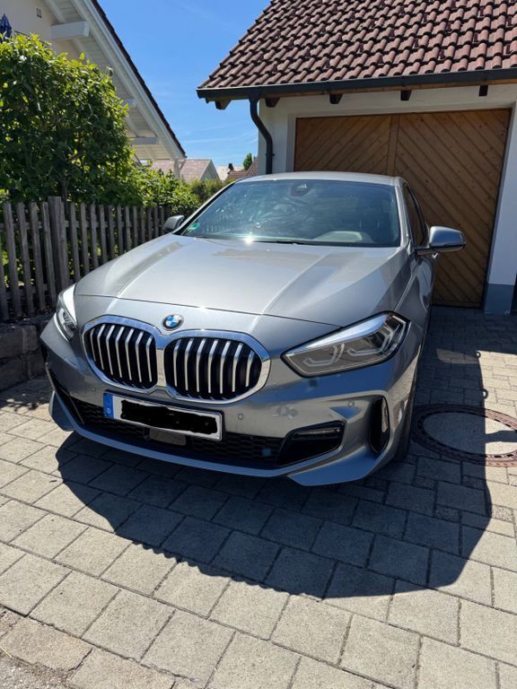 Grau Gebraucht 2023 BMW 118 M Sport Kleinwagen | 23.500 € (Superpreis) - Bild 1/4