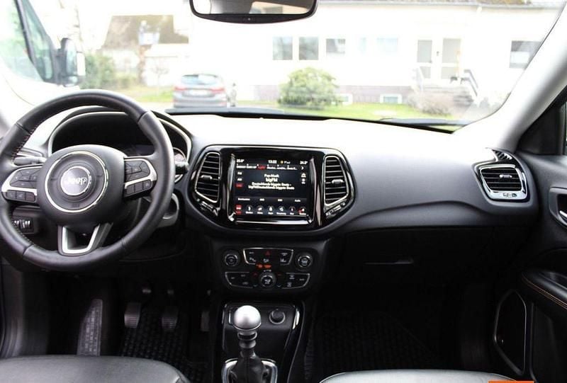 Gebraucht Jeep Compass Limited 140 PS (102 kW) 2019 Andere farben SUV