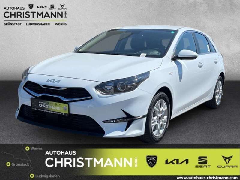 Weiß Neu 2025 Kia Ceed Comfort Limousine | 24.980 € (Guter Preis) - Bild 1/4
