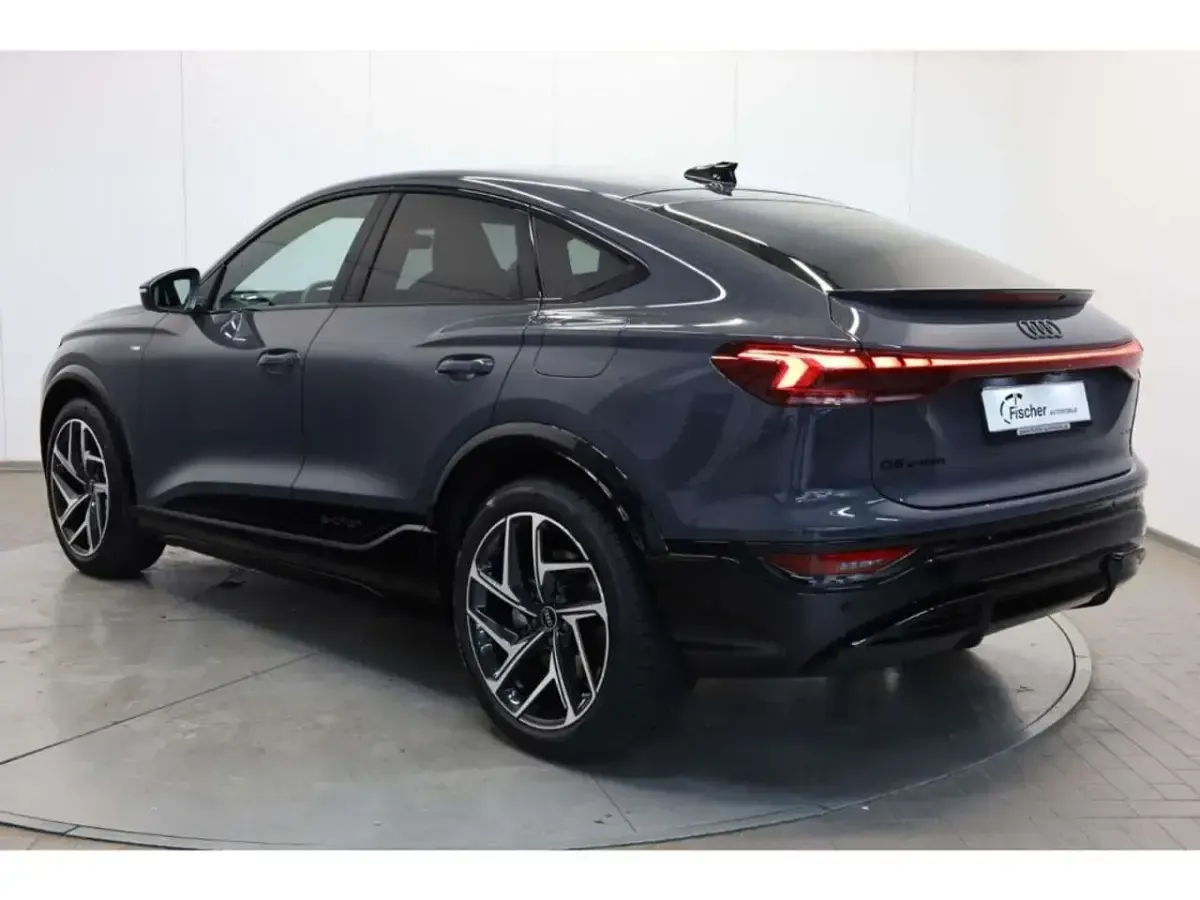Neu Audi Q6 Sportback e-tron Business 314 kW (428 PS) 2026 Grau SUV