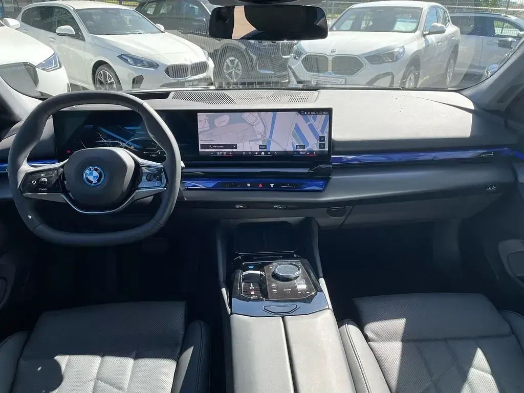 Gebraucht BMW i5 Sport Line 250 kW (340 PS) 2025 Black sapphire Limousine