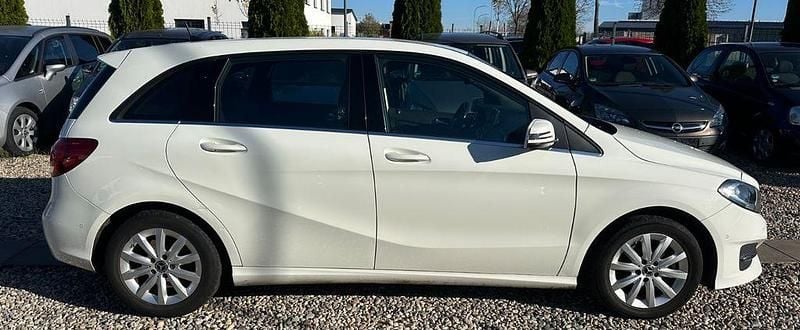 Używany Mercedes B180 109 KM (80 kW) 2018 Biały Minivan