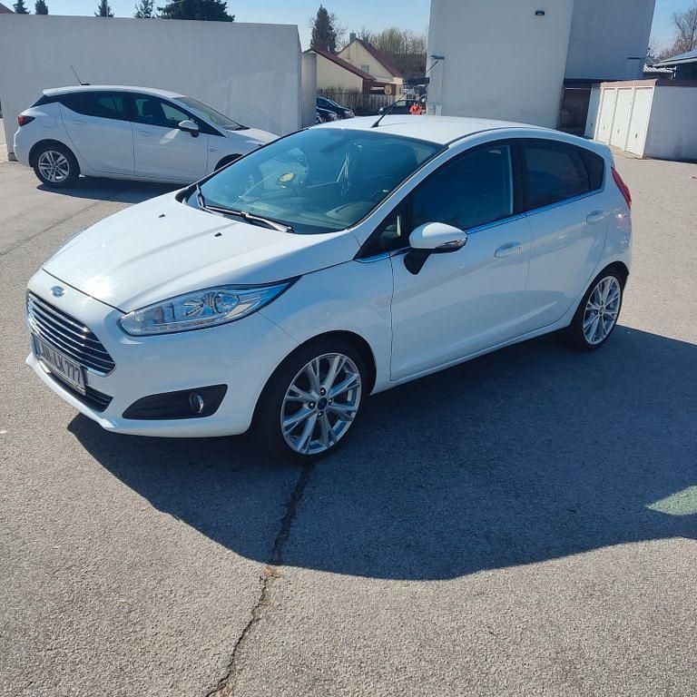 Gebraucht Ford Fiesta Trend 101 PS (74 kW) 2015 Weiß Kleinwagen