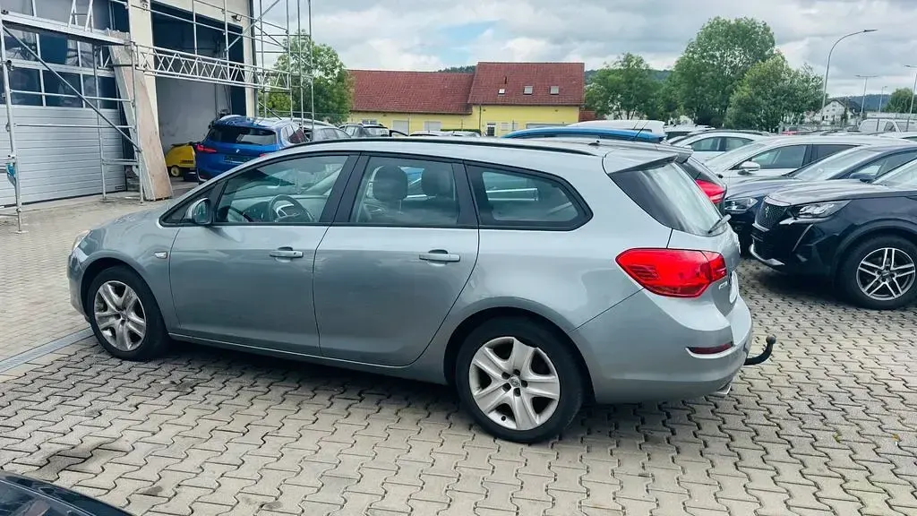 Gebraucht Opel Astra Edition 140 PS (102 kW) 2012 Kombi