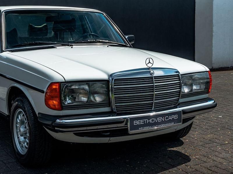 Second-hand Mercedes 250 1979 Alb Berlinǎ