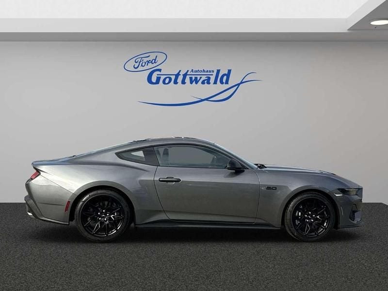 Neu Ford Mustang GT Fastback 446 PS (328 kW) 2026 Carbonized gray/asher gray Coupé