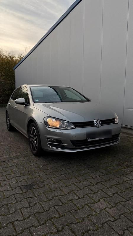 Grau Gebraucht 2016 VW Golf VII Allstar Limousine | 11.000 € (Superpreis) - Bild 1/4