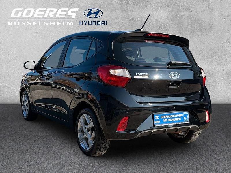 Gebraucht Hyundai i10 84 PS (61 kW) 2023 Schwarz Kleinwagen