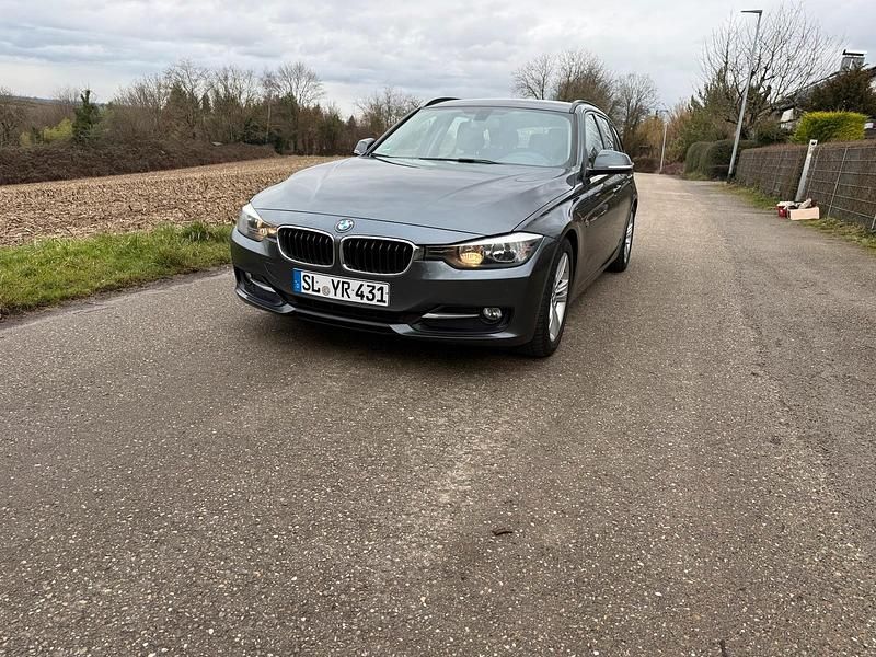 Gebraucht BMW 320 Sport Line 183 PS (134 kW) 2014 Grau Kombi