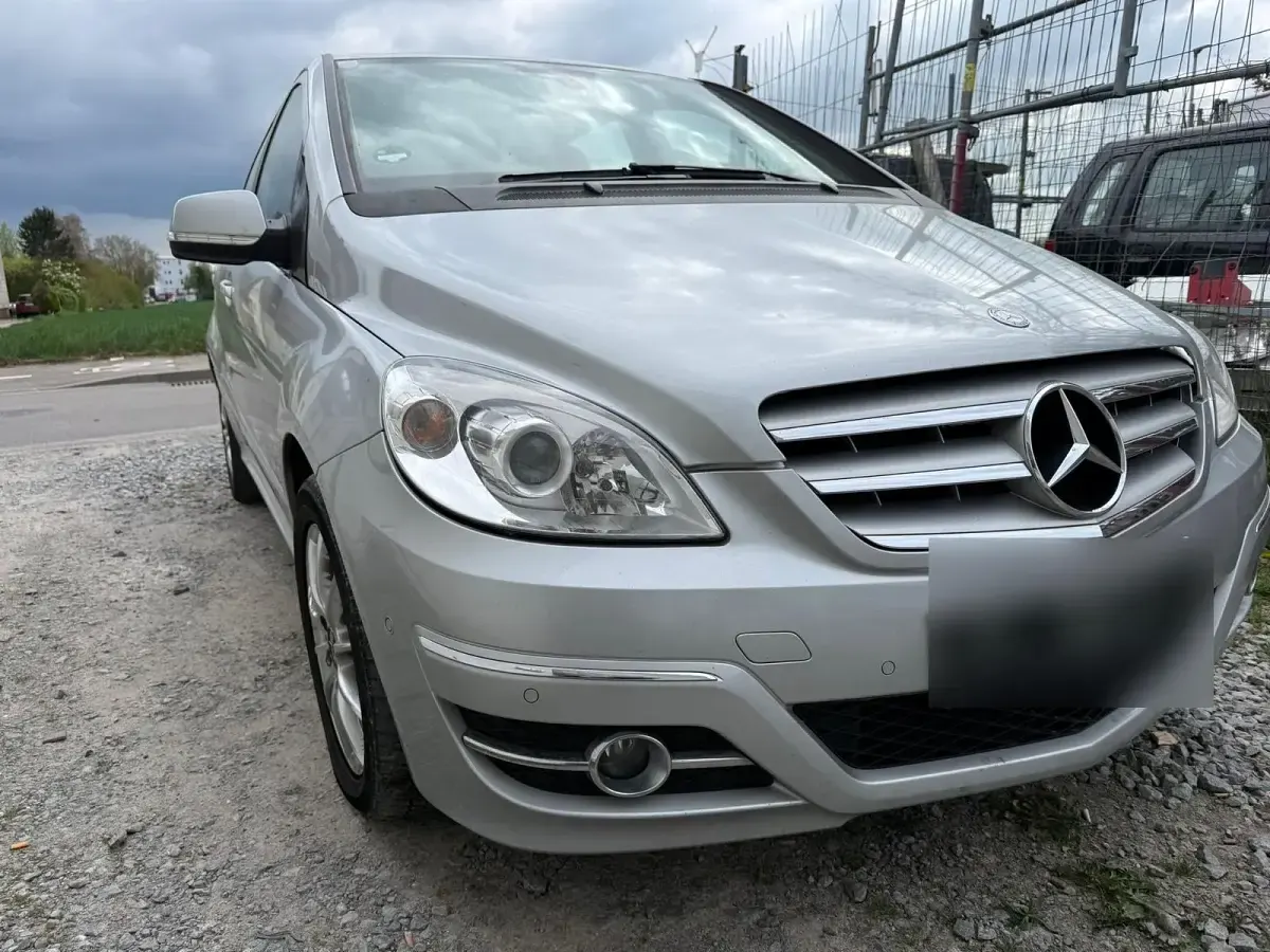 Gebraucht Mercedes B180 109 PS (80 kW) 2011 Silber Kleinwagen
