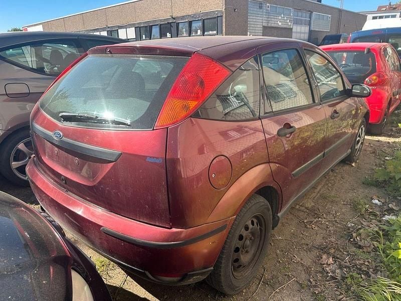 Second-hand Ford Focus Ambiente 101 CP (74 kW) 2000 Roșu Berlinǎ