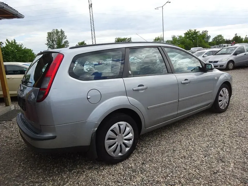 Używany Ford Focus Ghia 116 KM (85 kW) 2005 Szary Sedan/Limuzyna