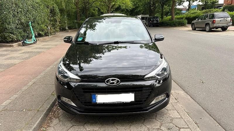 Schwarz Gebraucht 2016 Hyundai i20 Passion Plus Limousine | 8.800 € (Guter Preis) - Bild 1/4