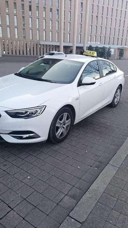 Weiß Gebraucht 2021 Opel Insignia Kleinwagen | 9.500 € - Bild 1/4