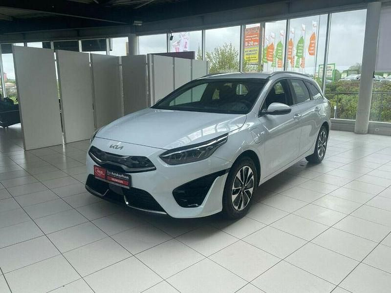 Weiss Gebraucht 2024 Kia Ceed | 28.770 € (Etwas zu teuer) - Bild 1/4