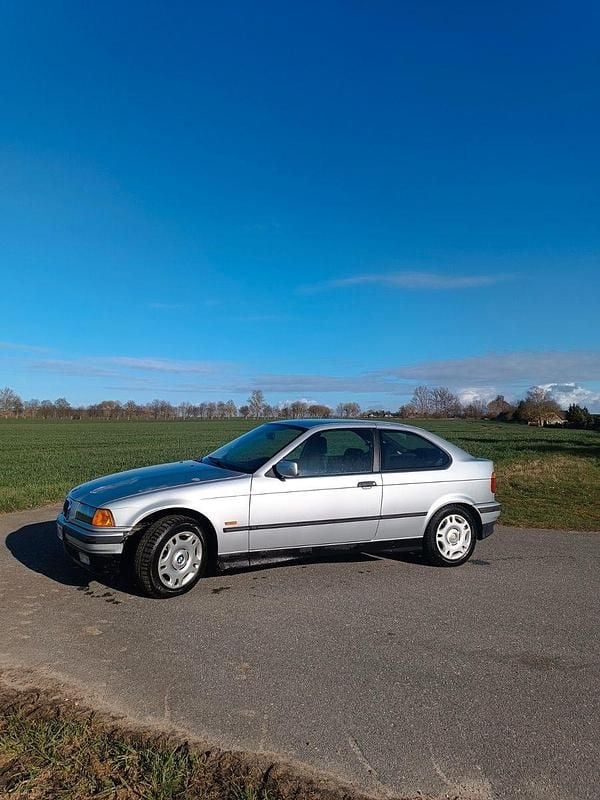 Gebraucht BMW 316 Basis 102 PS (75 kW) 1996 Silber Coupé