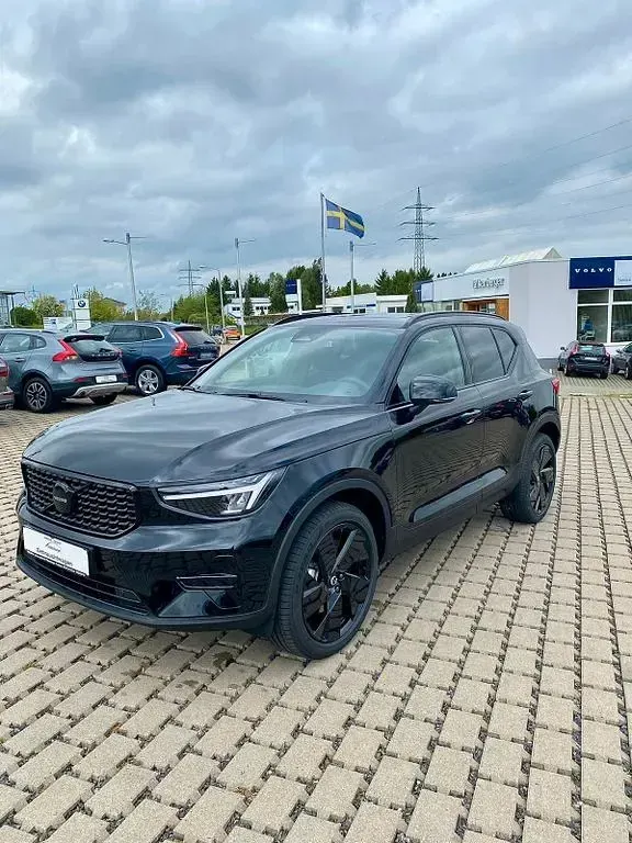 Neu Volvo XC40 Plus 163 PS (119 kW) 2025 Schwarz SUV
