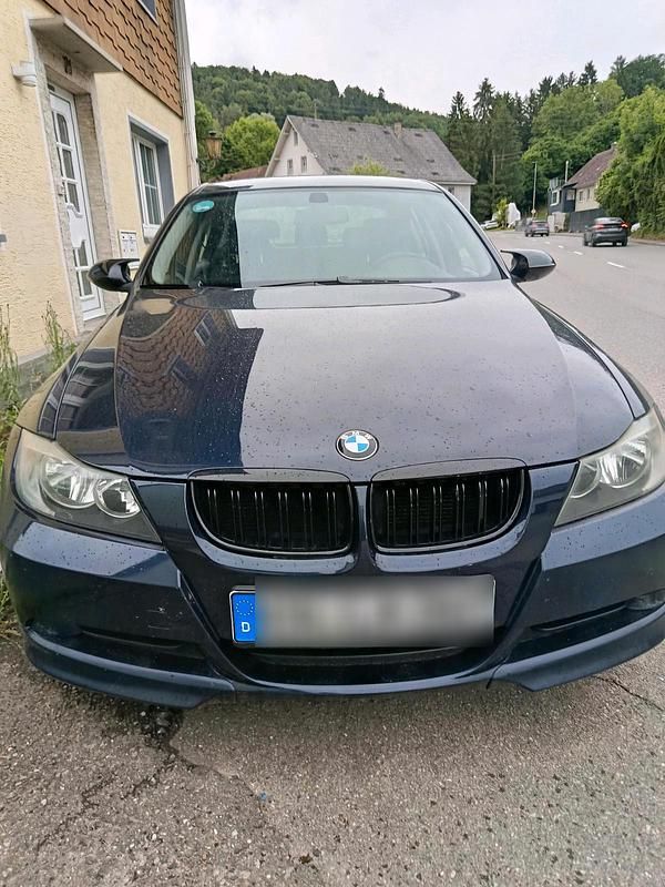 Blau Gebraucht 2005 BMW 318 Limousine | 1.800 € (Fairer Preis) - Bild 1/4