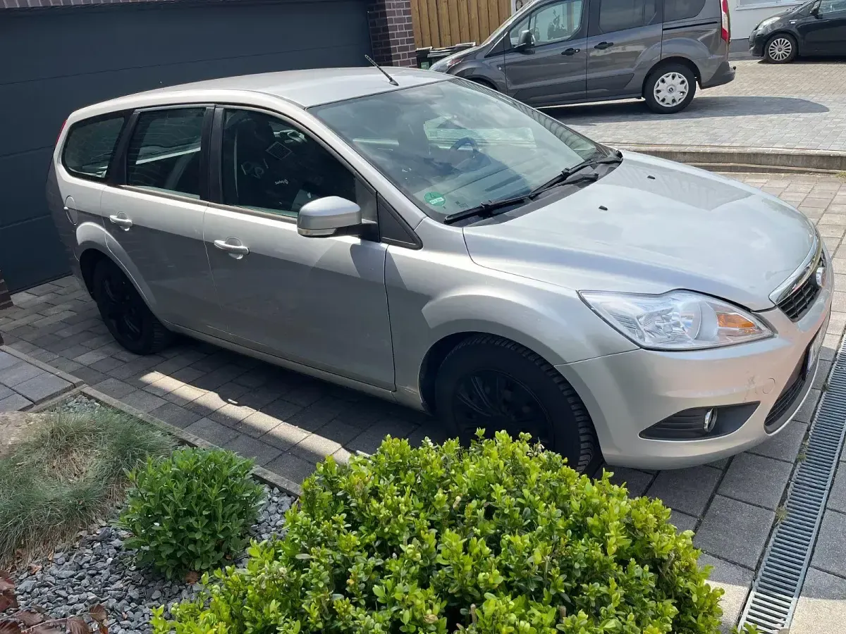 Gebraucht Ford Focus 109 PS (80 kW) 2010 Silber Kombi