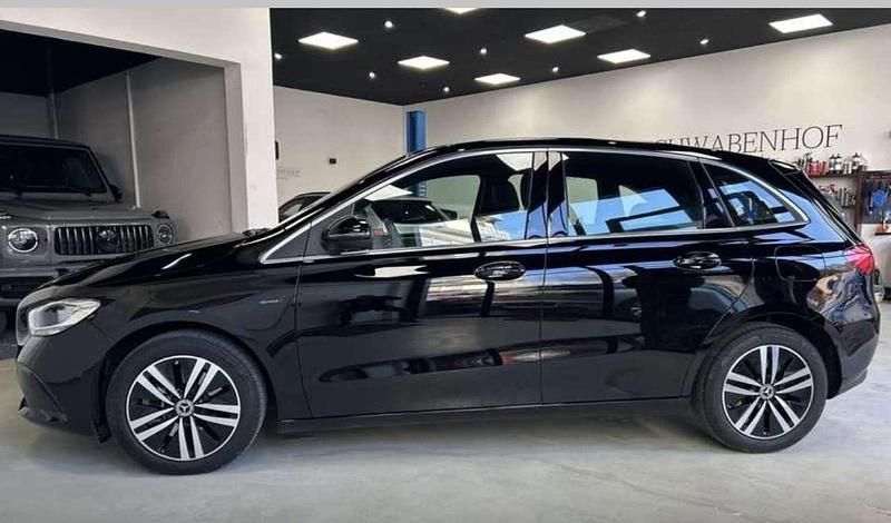 Nachtschwarz Gebraucht 2022 Mercedes B250e Van / Kleinbus | 23.990 € (Guter Preis) - Bild 1/4