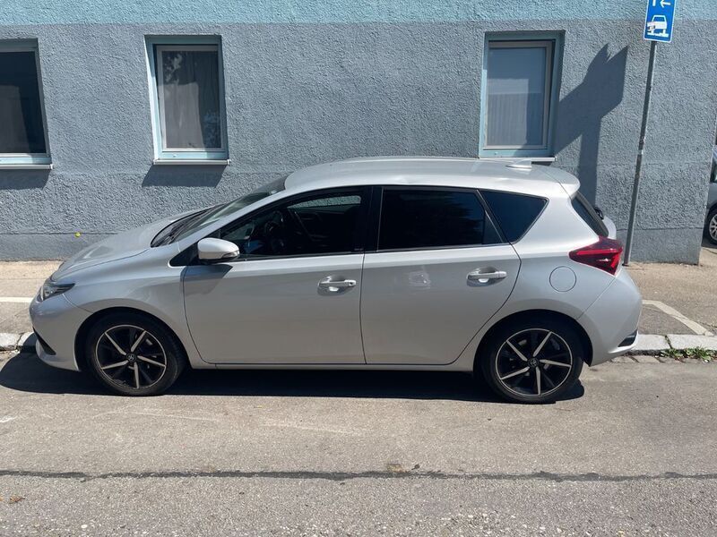 Silber Gebraucht 2017 Toyota Auris Edition-S Limousine | 14.500 € (Teuer) - Bild 1/4