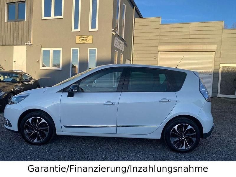 Weiß Gebraucht 2015 Renault Scénic III Bose Edition Van / Kleinbus | 6.990 € (Fairer Preis) - Bild 1/4