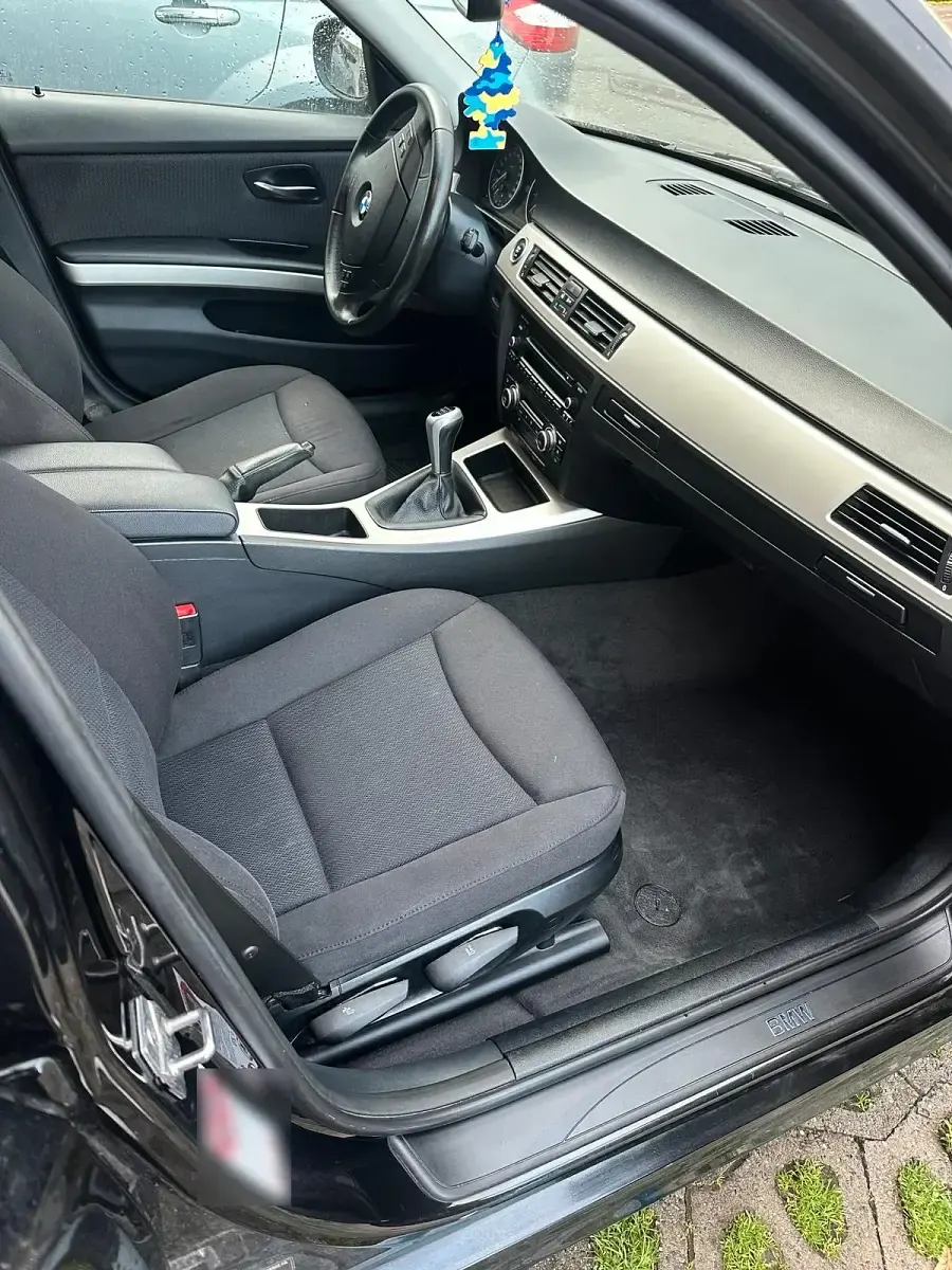 Gebraucht BMW 318 143 PS (105 kW) 2011 Schwarz Kombi