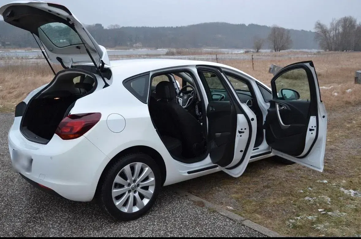 Gebraucht Opel Astra 140 PS (102 kW) 2010 Weiß Limousine