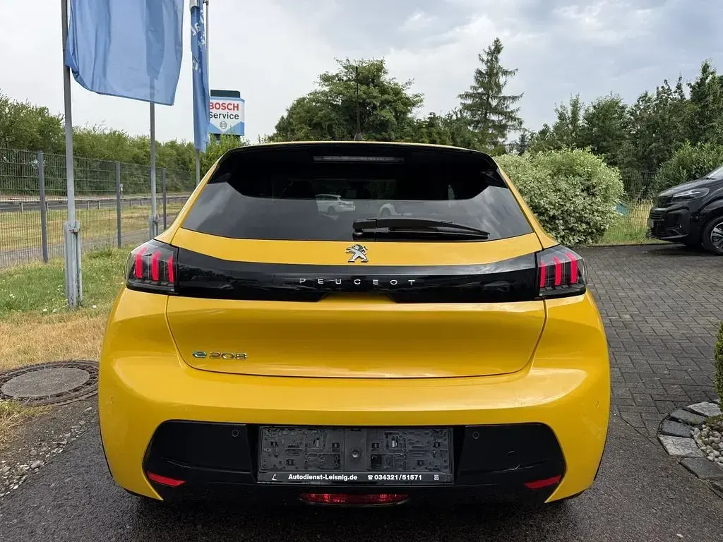 Gebraucht Peugeot e-208 Allure 100 kW (136 PS) 2021 Gelb faro Kleinwagen