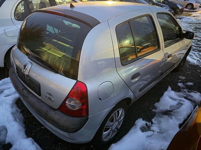 Gebraucht Renault Clio II 100 PS (73 kW) 2001 Silber Kleinwagen
