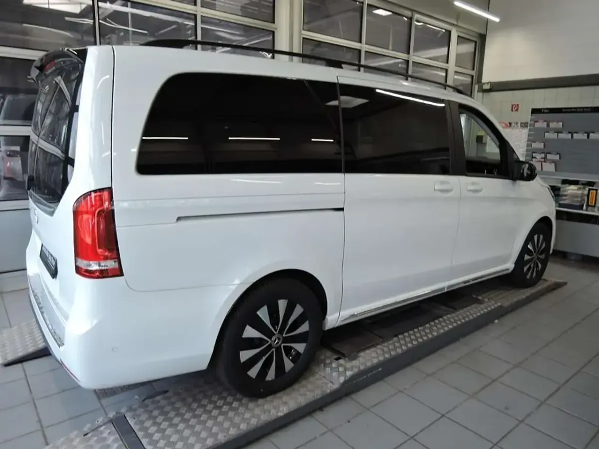 Gebraucht Mercedes EQV250 Long 150 kW (204 PS) 2024 Weiß Van / Kleinbus