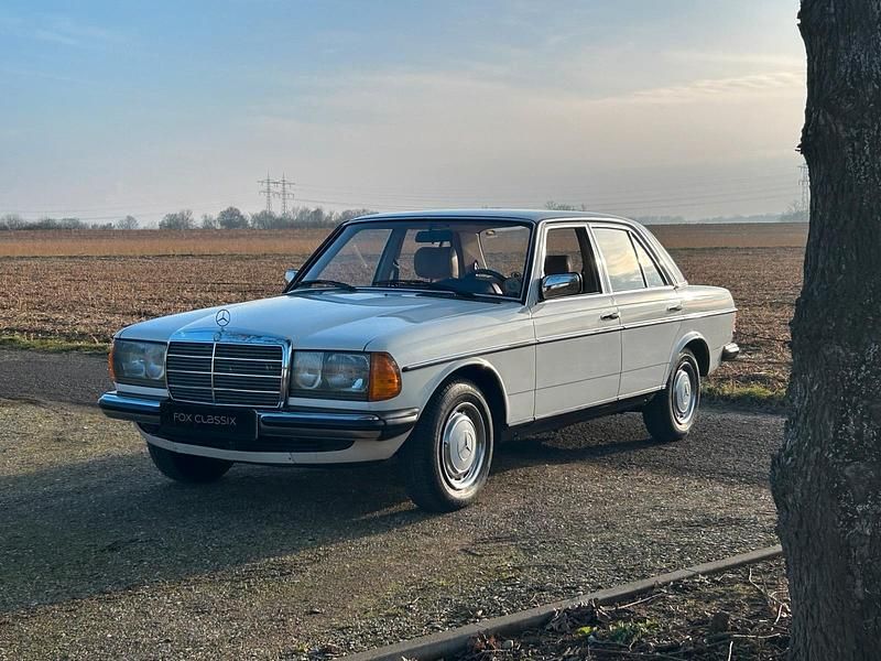 Gebraucht Mercedes 230 109 PS (80 kW) 1980 Weiß Limousine