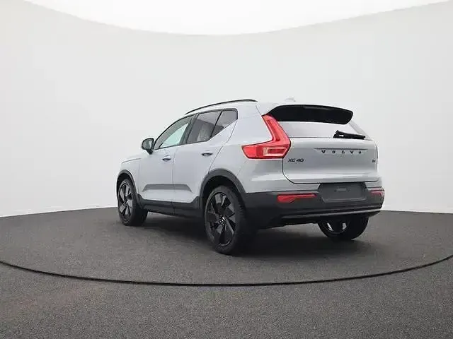 Neu Volvo XC40 Plus 197 PS (144 kW) 2026 Onyx black metallic SUV