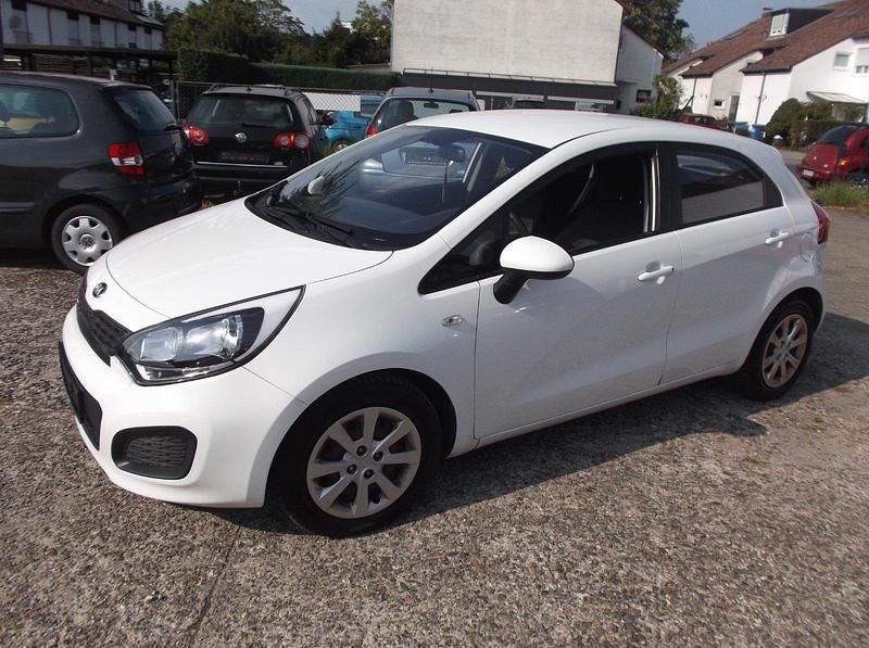 Używany Kia Rio 85 KM (62 kW) 2014 Biały Hatchback