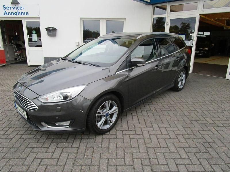 Grau Gebraucht 2015 Ford Focus Titanium Limousine | 8.590 € (Fairer Preis) - Bild 1/4
