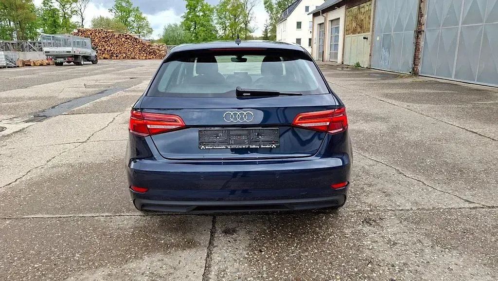 Gebraucht Audi A3 Comfort 131 PS (96 kW) 2019 Blau Limousine