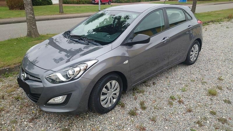 Gebraucht Hyundai i30 Classic 99 PS (72 kW) 2014 Grau Kleinwagen