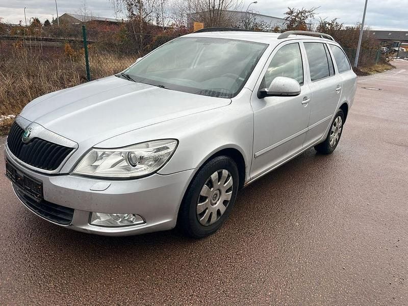 Silber Gebraucht 2012 Skoda Octavia Family Kombi | 3.400 € (Superpreis) - Bild 1/4