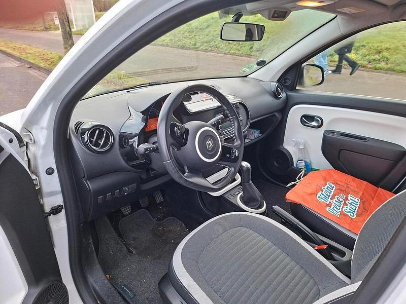 Second-hand Renault Twingo 70 CP (51 kW) 2018 Alb Hatchback