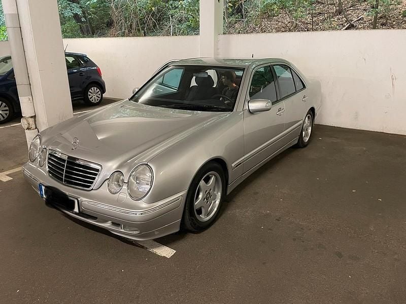 Silber Gebraucht 2021 Mercedes E240 Limousine | 12.500 € - Bild 1/4
