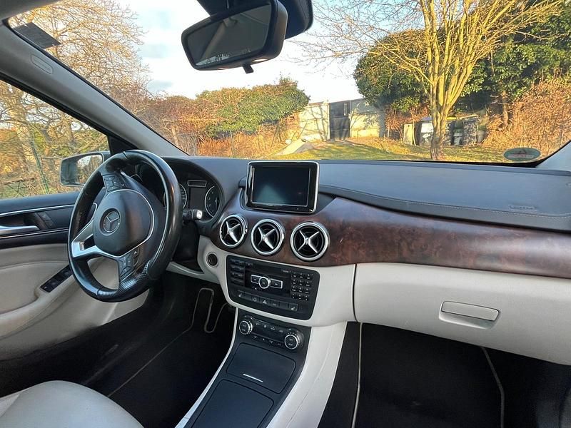 Gebraucht Mercedes B180 122 PS (89 kW) 2014 Grau Van / Kleinbus