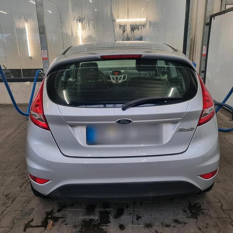 Gebraucht Ford Fiesta 82 PS (60 kW) 2011 Silber Kleinwagen