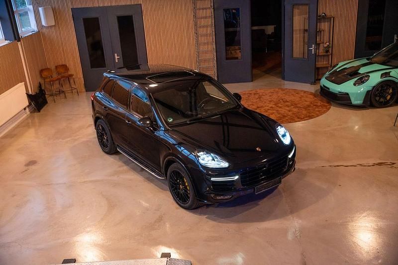 Schwarz Gebraucht 2015 Porsche Cayenne Turbo S SUV | 44.900 € (Etwas zu teuer) - Bild 1/4